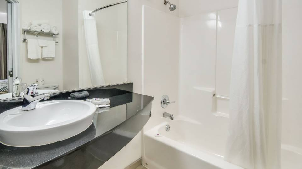 Motel_6_Cleburne_TX_Bathroom