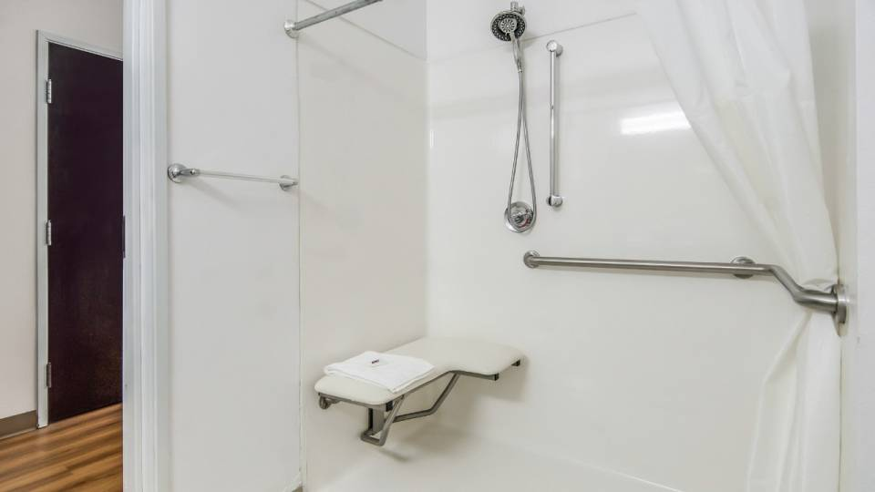 Motel_6_Cleburne_TX_Bathroom_ADA