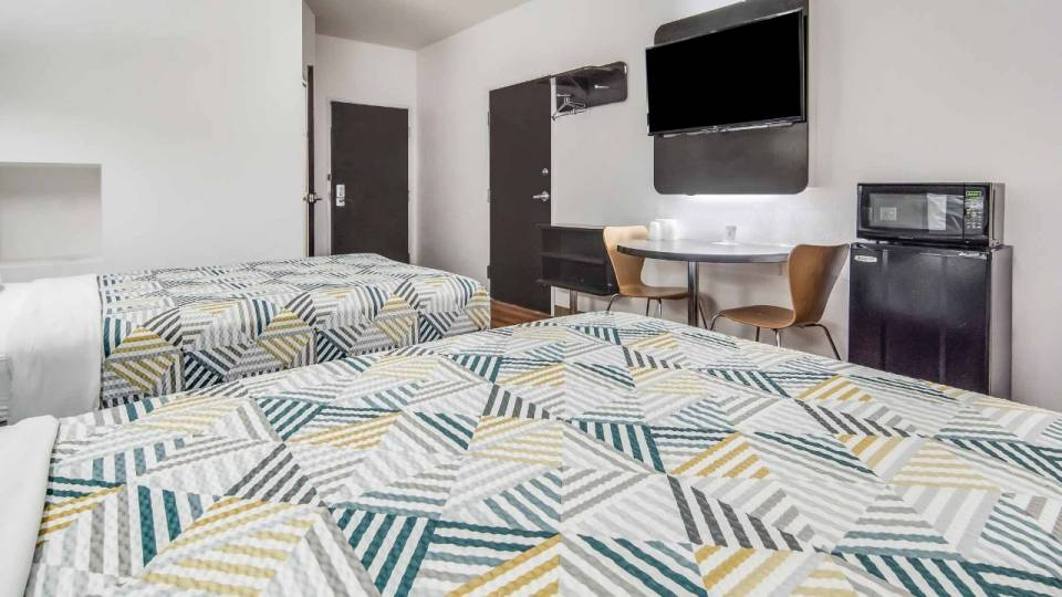 Motel_6_Cleburne_TX_Double_Queen-3