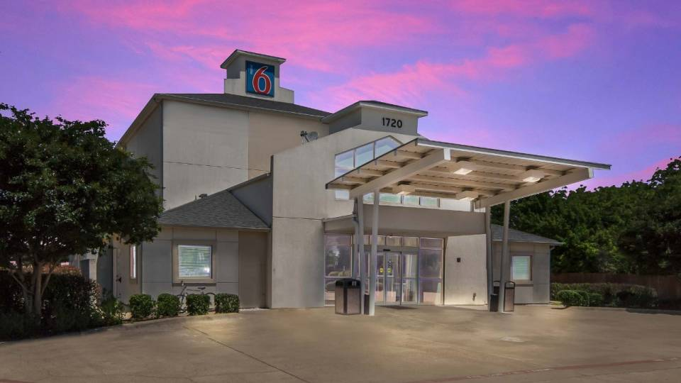 Motel_6_Cleburne_TX_Exterior-2