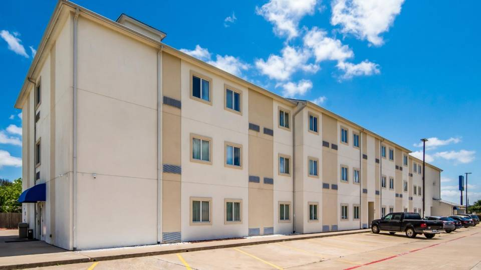 Motel_6_Cleburne_TX_Exterior-3