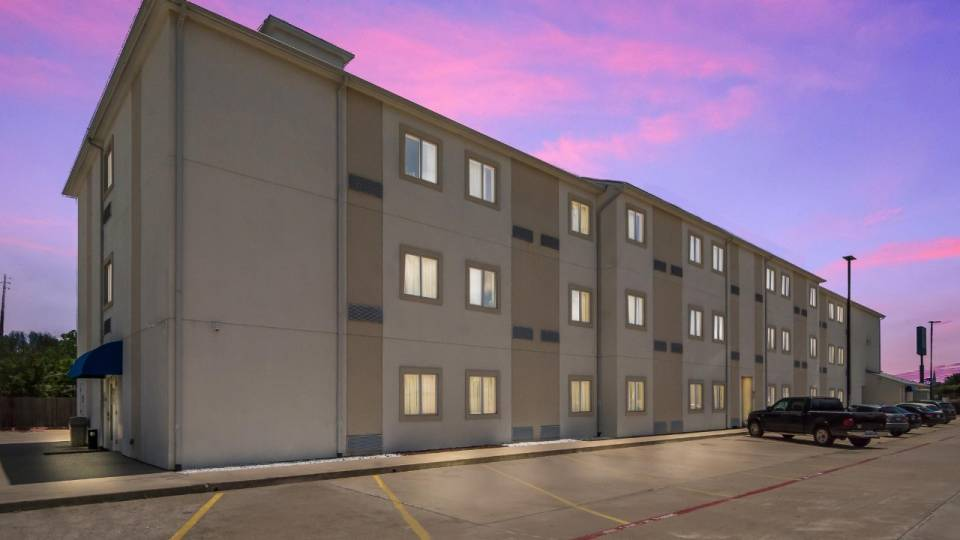 Motel_6_Cleburne_TX_Exterior-4