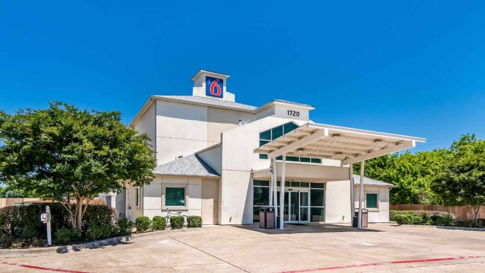 Motel_6_Cleburne_TX_Exterior