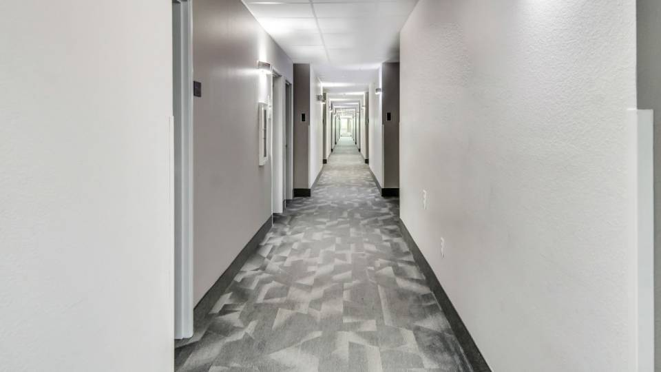 Motel_6_Cleburne_TX_Hallway-2