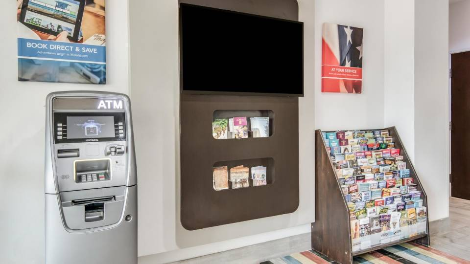 Motel_6_Cleburne_TX_Lobby-3