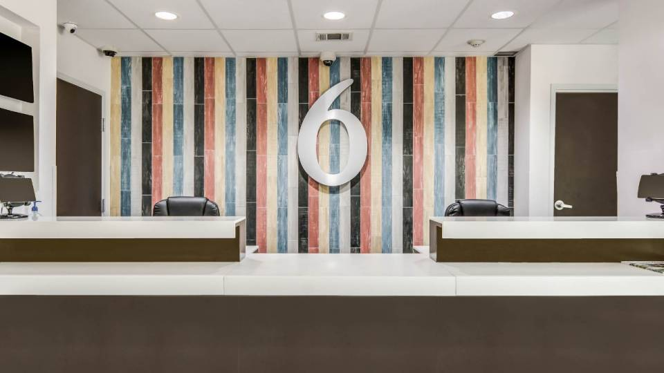 Motel_6_Cleburne_TX_Lobby-4