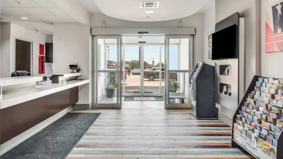 Motel_6_Cleburne_TX_Lobby