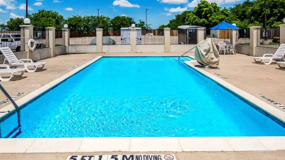 Motel_6_Cleburne_TX_Pool-2
