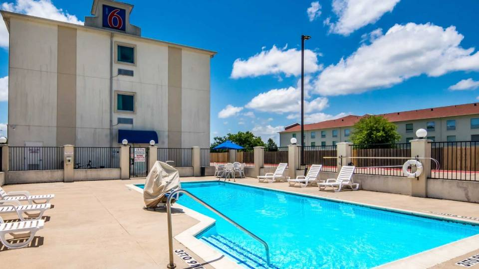 Motel_6_Cleburne_TX_Pool-3
