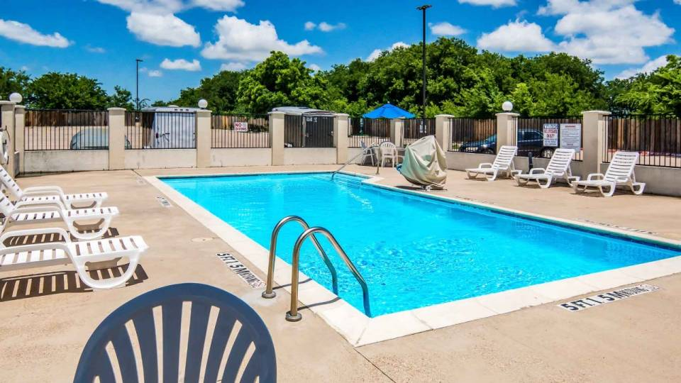 Motel_6_Cleburne_TX_Pool
