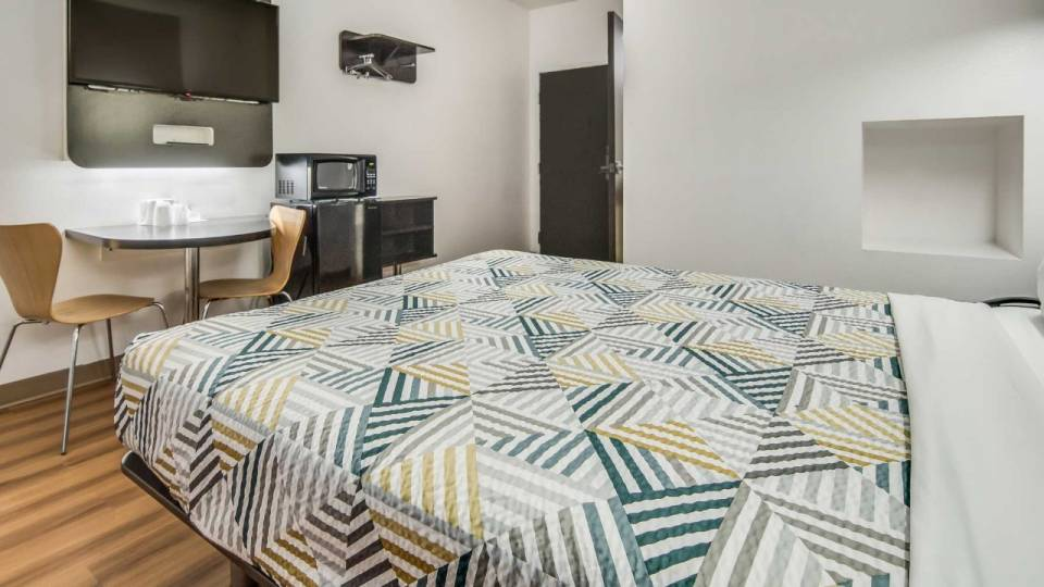 Motel_6_Cleburne_TX_Single_Queen-2