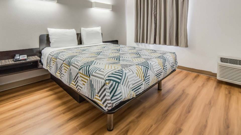 Motel_6_Cleburne_TX_Single_Queen-3