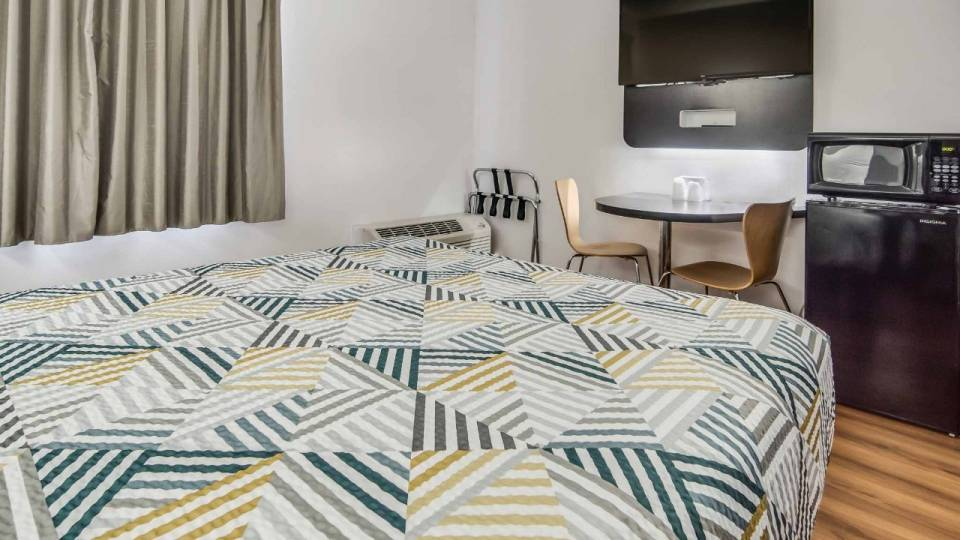 Motel_6_Cleburne_TX_Single_Queen-4