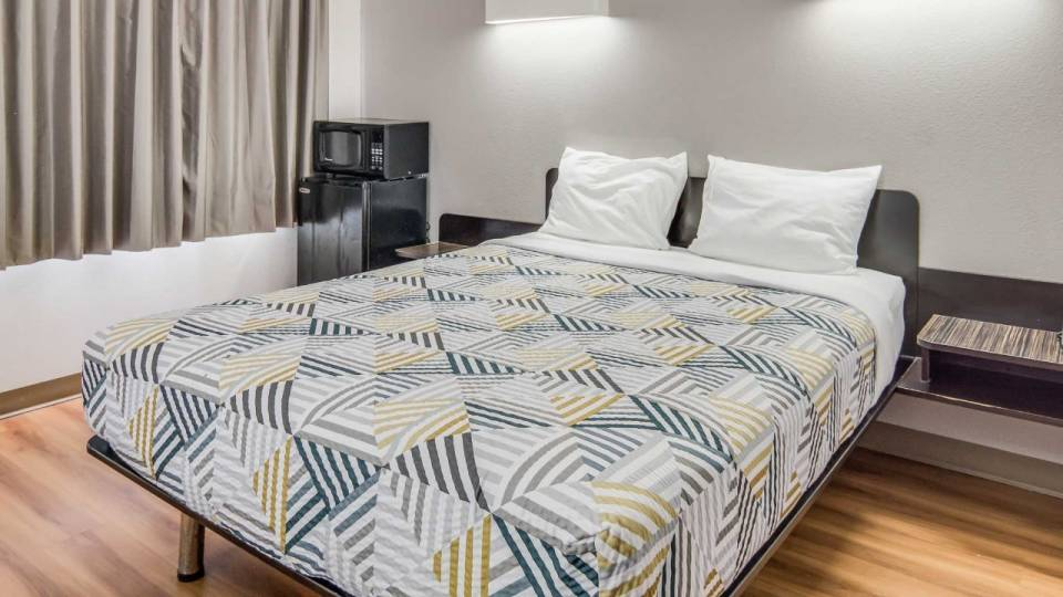 Motel_6_Cleburne_TX_Single_Queen-5