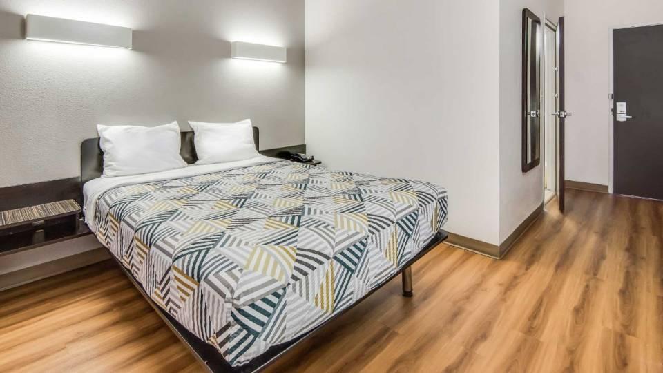 Motel_6_Cleburne_TX_Single_Queen-6