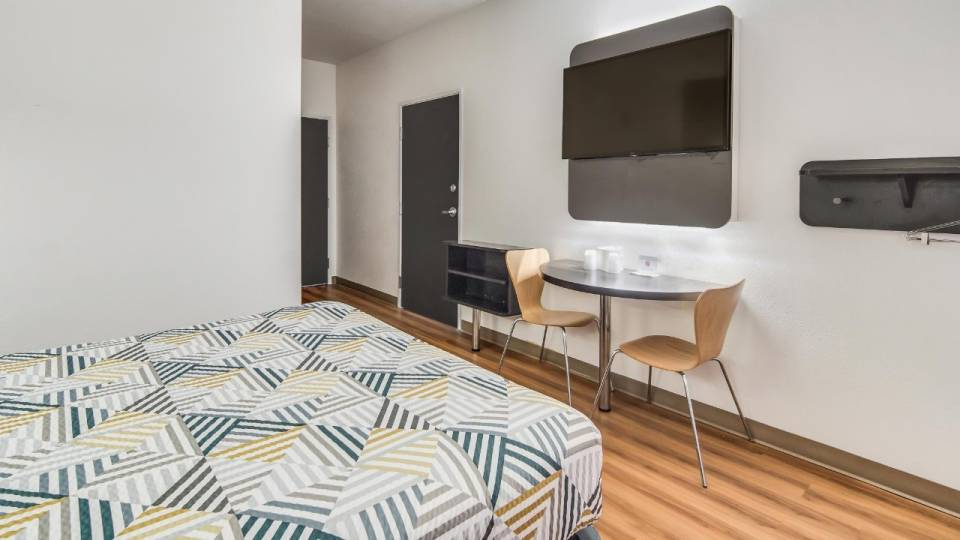 Motel_6_Cleburne_TX_Single_Queen-7