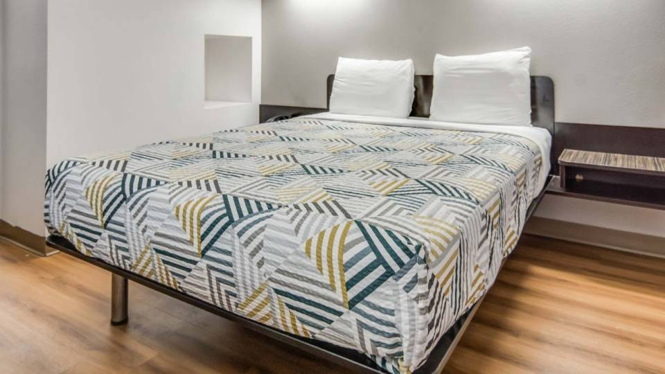 Motel_6_Cleburne_TX_Single_Queen